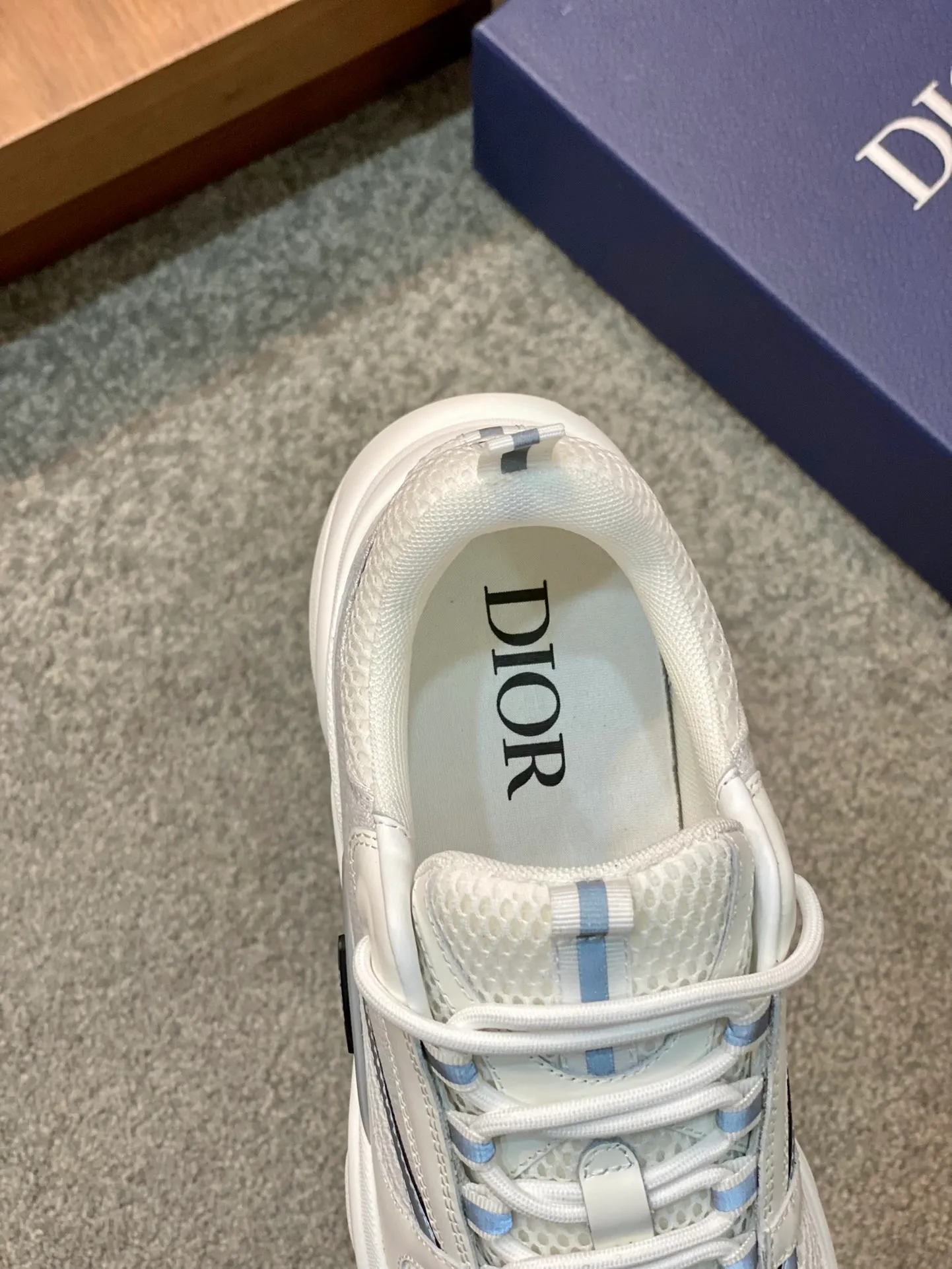 Factory price: 500💰 Dior B22 men's jogging fashion sneakers. This item draws inspiration from retro jogging shoes. It adopts a thick low-top design, with an upper made of leather and mesh fabric, and a black and white engraved rubber sole. The side is decorated with an embossed "Di~r" logo. Code number: 38-45 (38, 45, 46 can be customized)